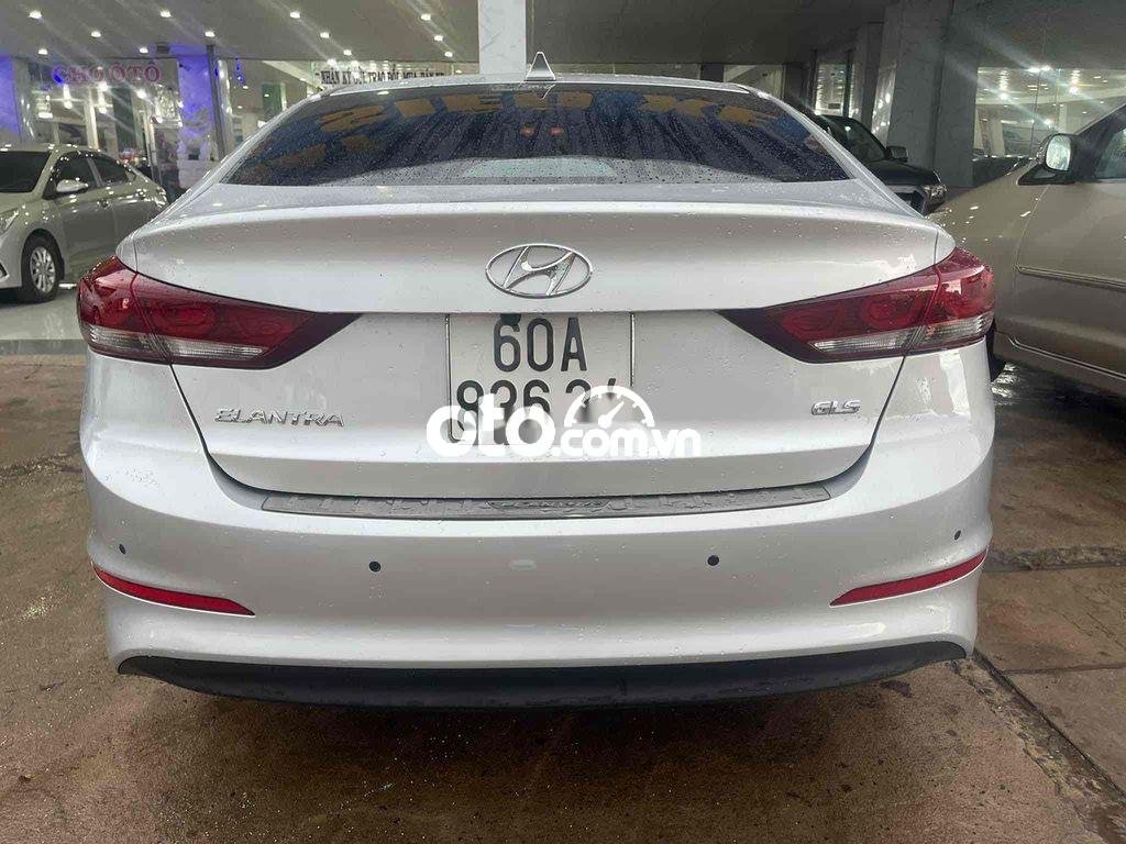 Hyundai Elantra 2018 - Màu bạc giá ưu đãi