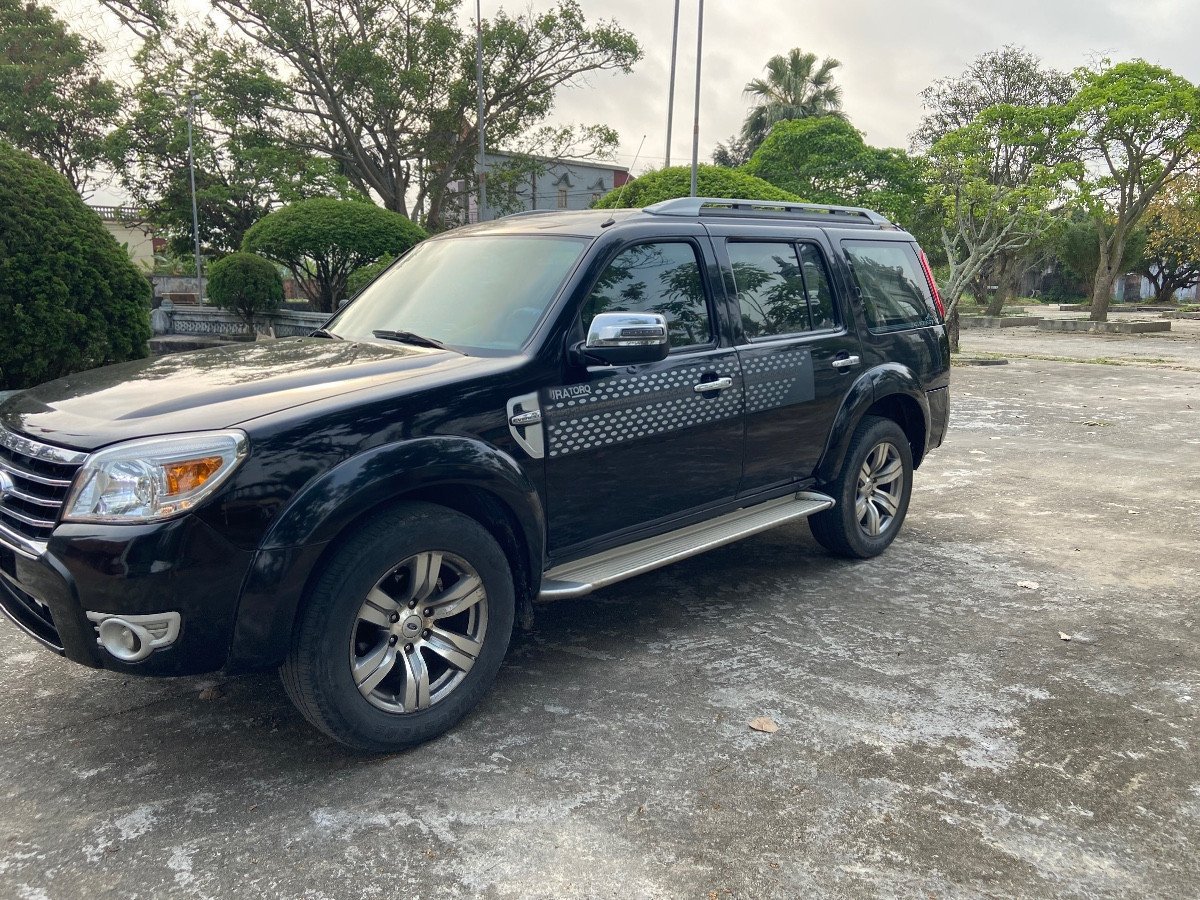 Ford Everest 2011 - Xe màu đen