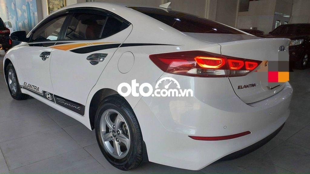 Hyundai Elantra 2017 - Màu trắng, số sàn