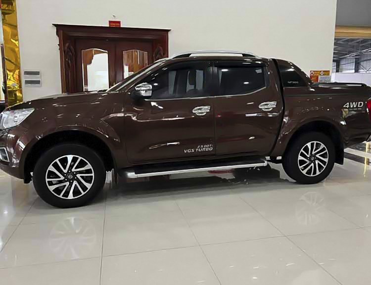 Nissan Navara 2016 - Màu nâu, xe nhập