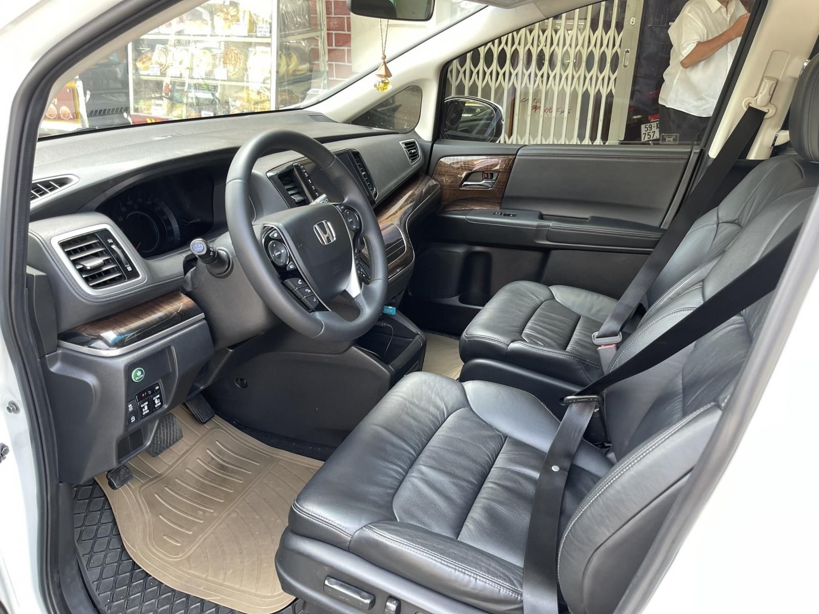 Honda Odyssey 2017 - Xe màu trắng, nội thất đen