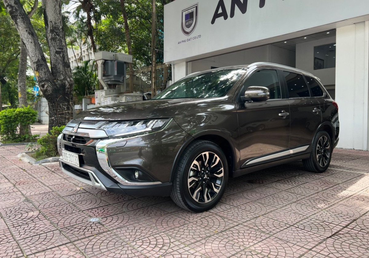 Mitsubishi Outlander 2020 - Màu nâu, nhập khẩu nguyên chiếc