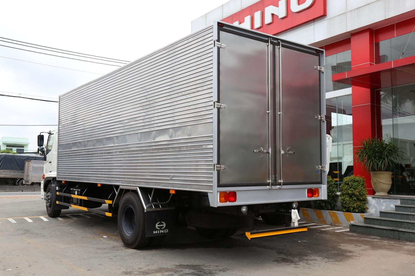 Hino 300 Series 2022 - FG 8 tấn thùng kín có sẵn