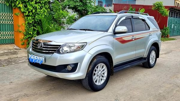 Toyota Fortuner 2014 - Xe màu bạc