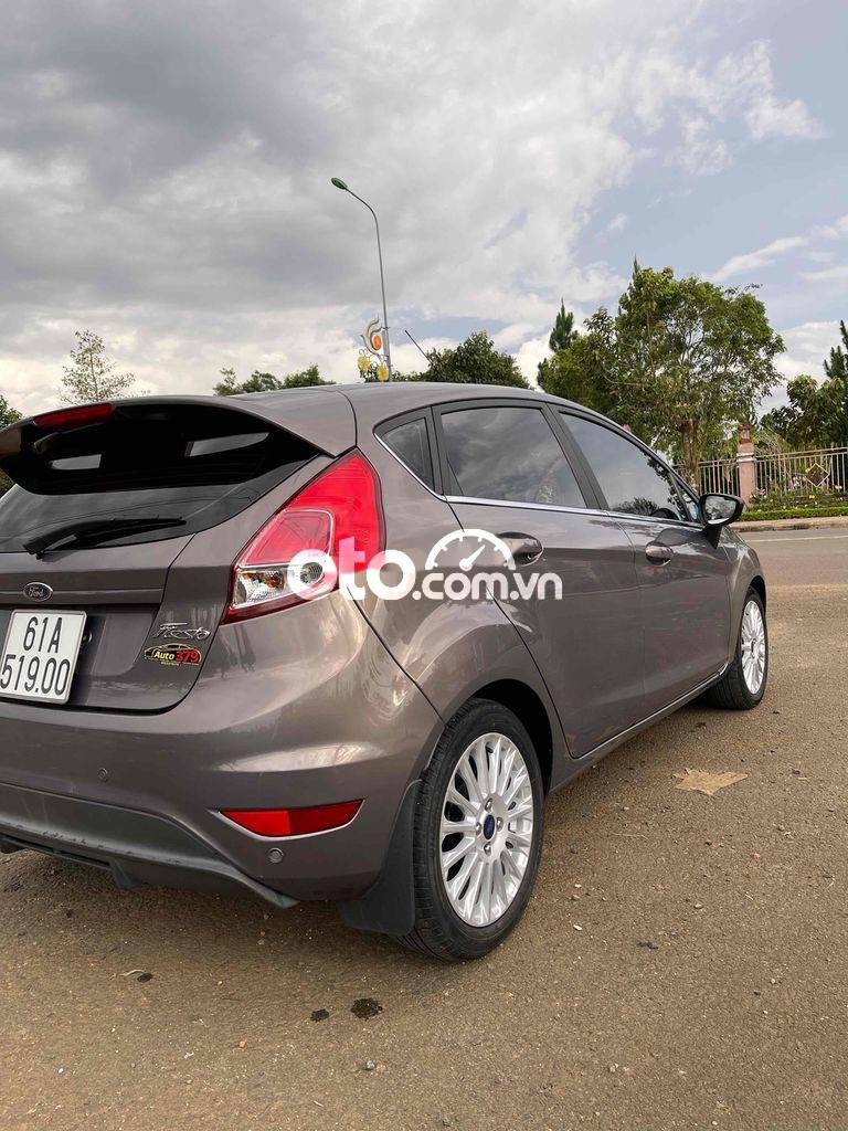 Ford Fiesta 2018 - Màu xám, xe nhập