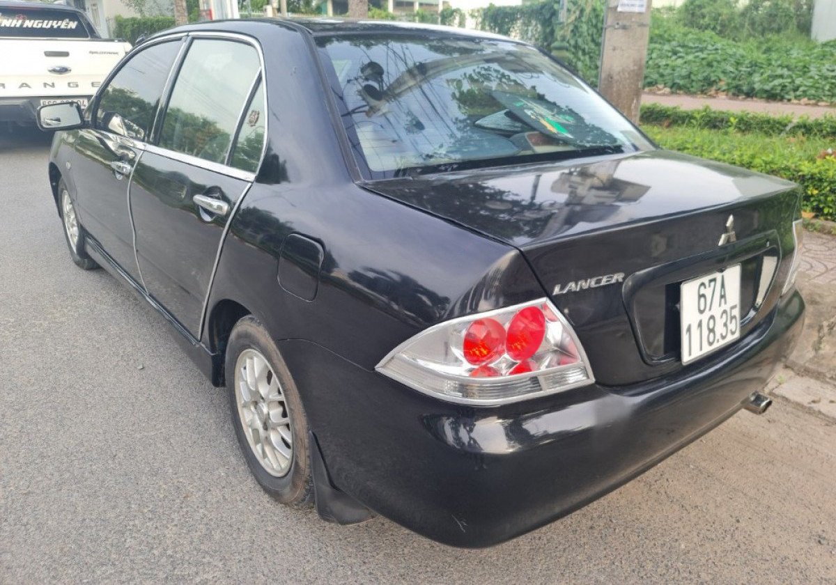 Mitsubishi Lancer 2002 - Màu đen xe gia đình, giá ưu đãi