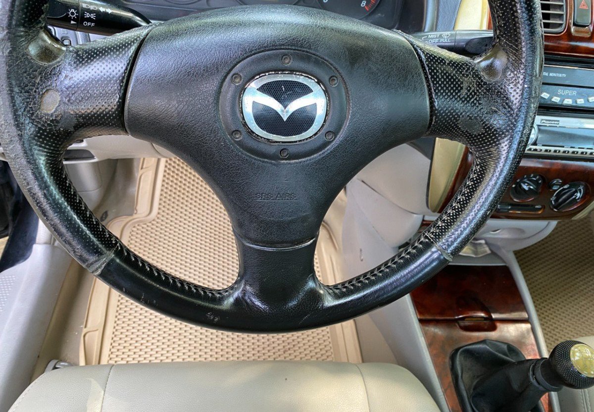 Mazda 323 2003 - Màu đen chính chủ, 120 triệu