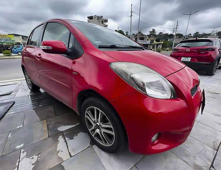 Toyota Yaris 2013 - Màu đỏ, nhập khẩu