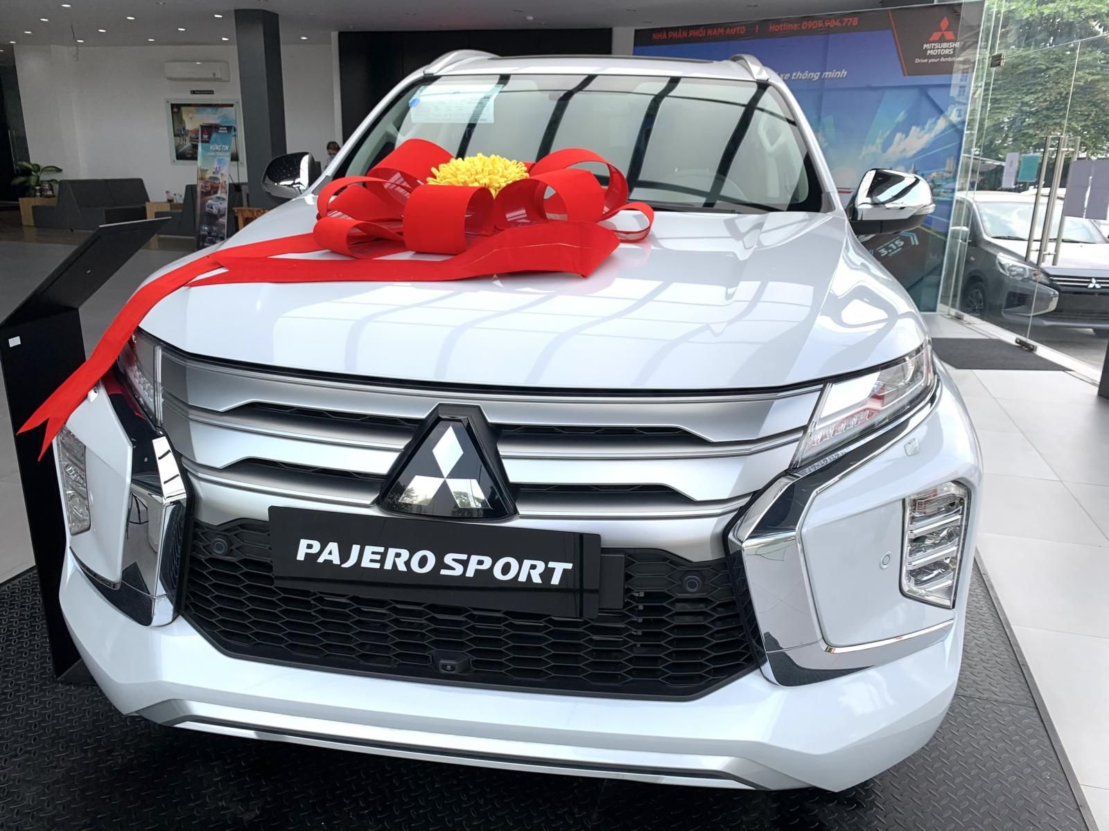 Mitsubishi Pajero Sport 2022 - Giá xe lăn bánh