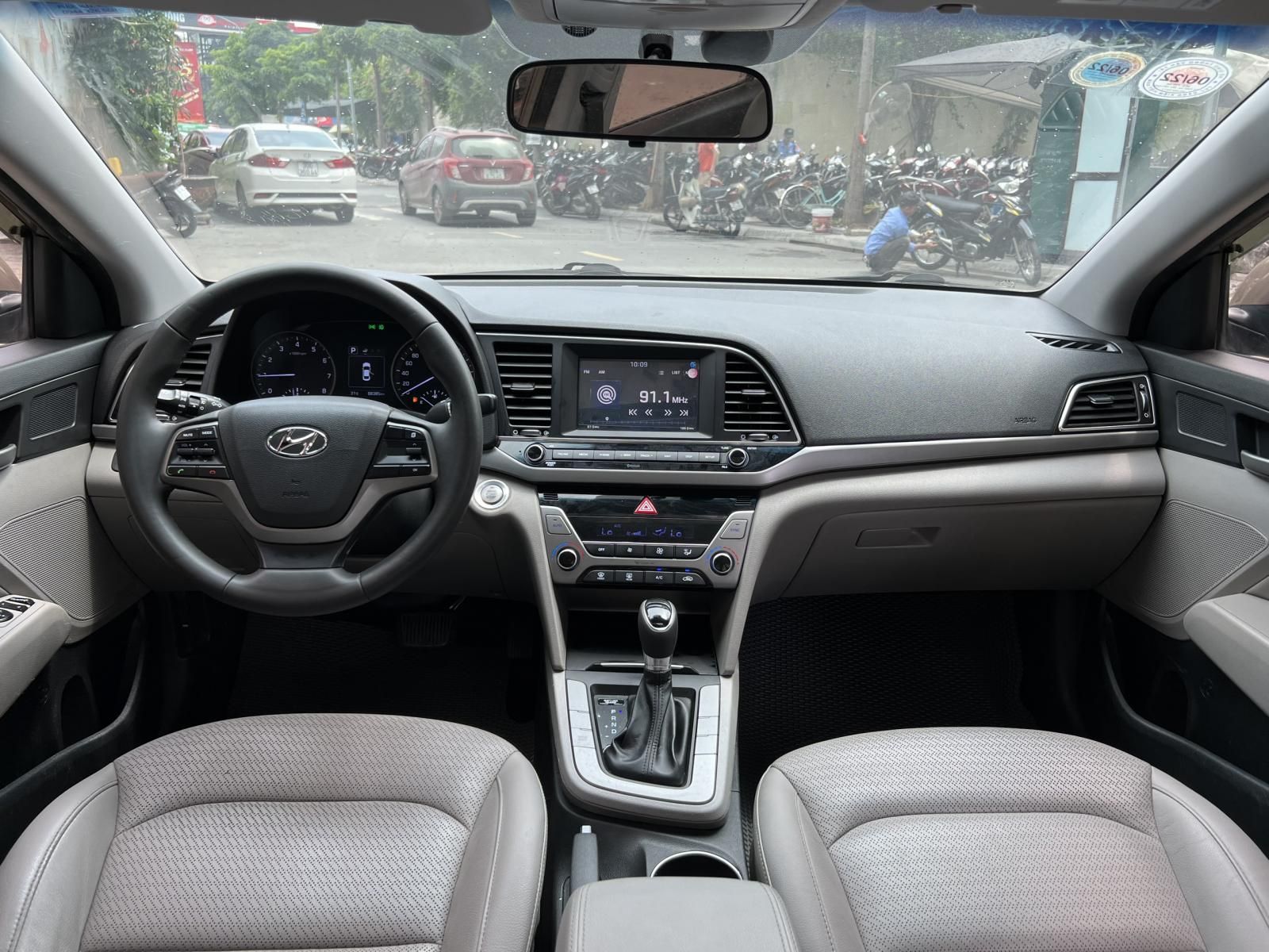 Hyundai Elantra 2017 - Màu vàng cát