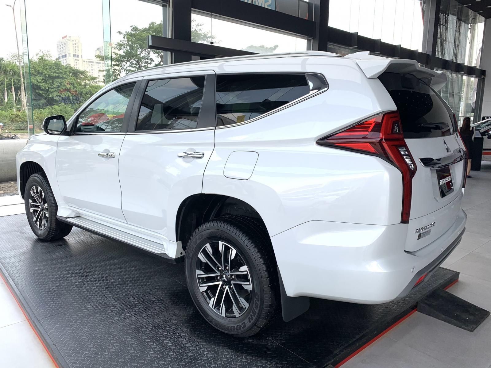 Mitsubishi Pajero Sport 2022 - Giá xe lăn bánh