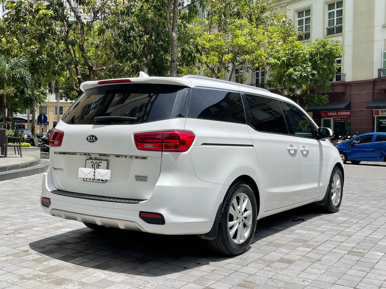 Kia Sedona 2021 - Xe màu trắng, 975tr