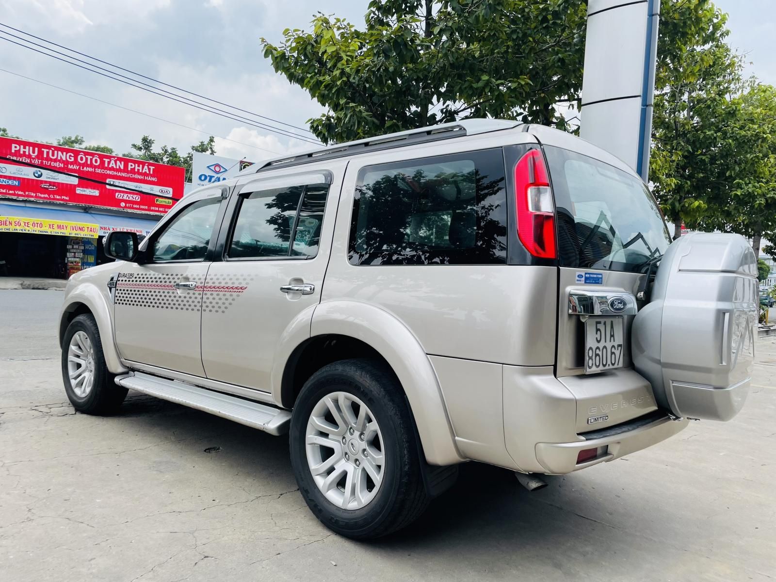 Ford Everest 2014 - Màu ghi vàng