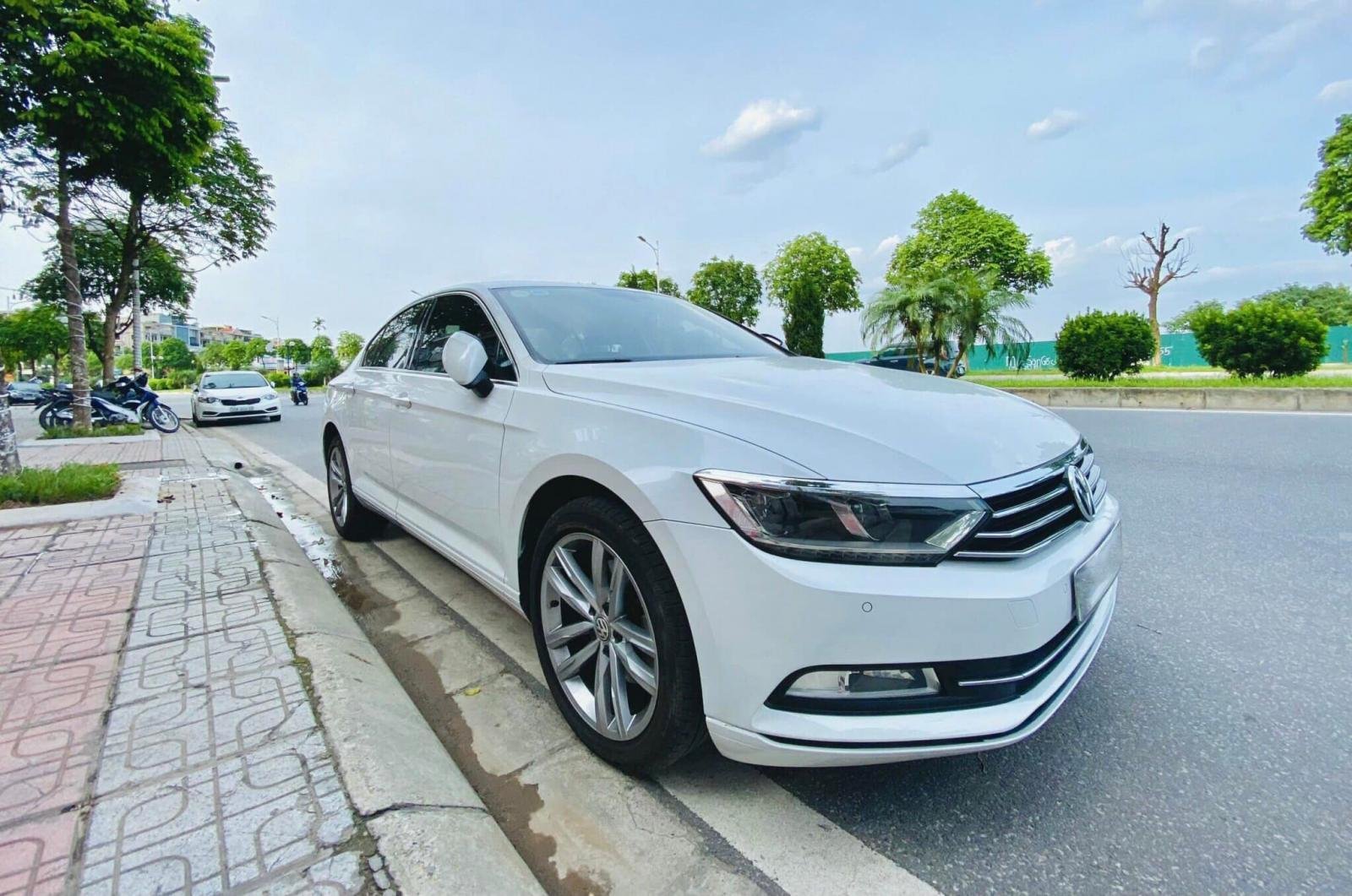 Volkswagen Passat 2017 - Màu trắng, nhập khẩu