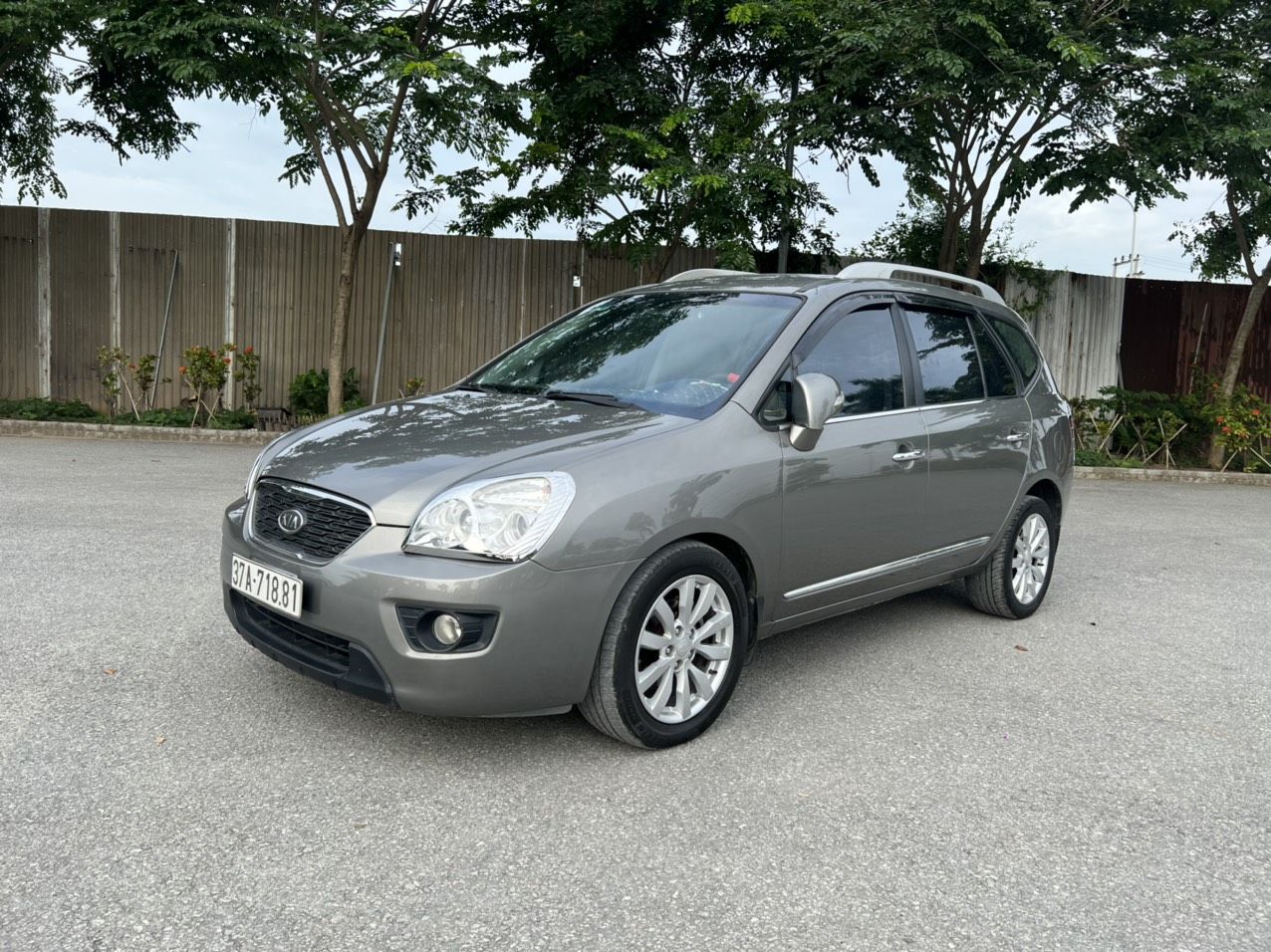 Kia Carens 2011 - Xe màu xám giá ưu đãi