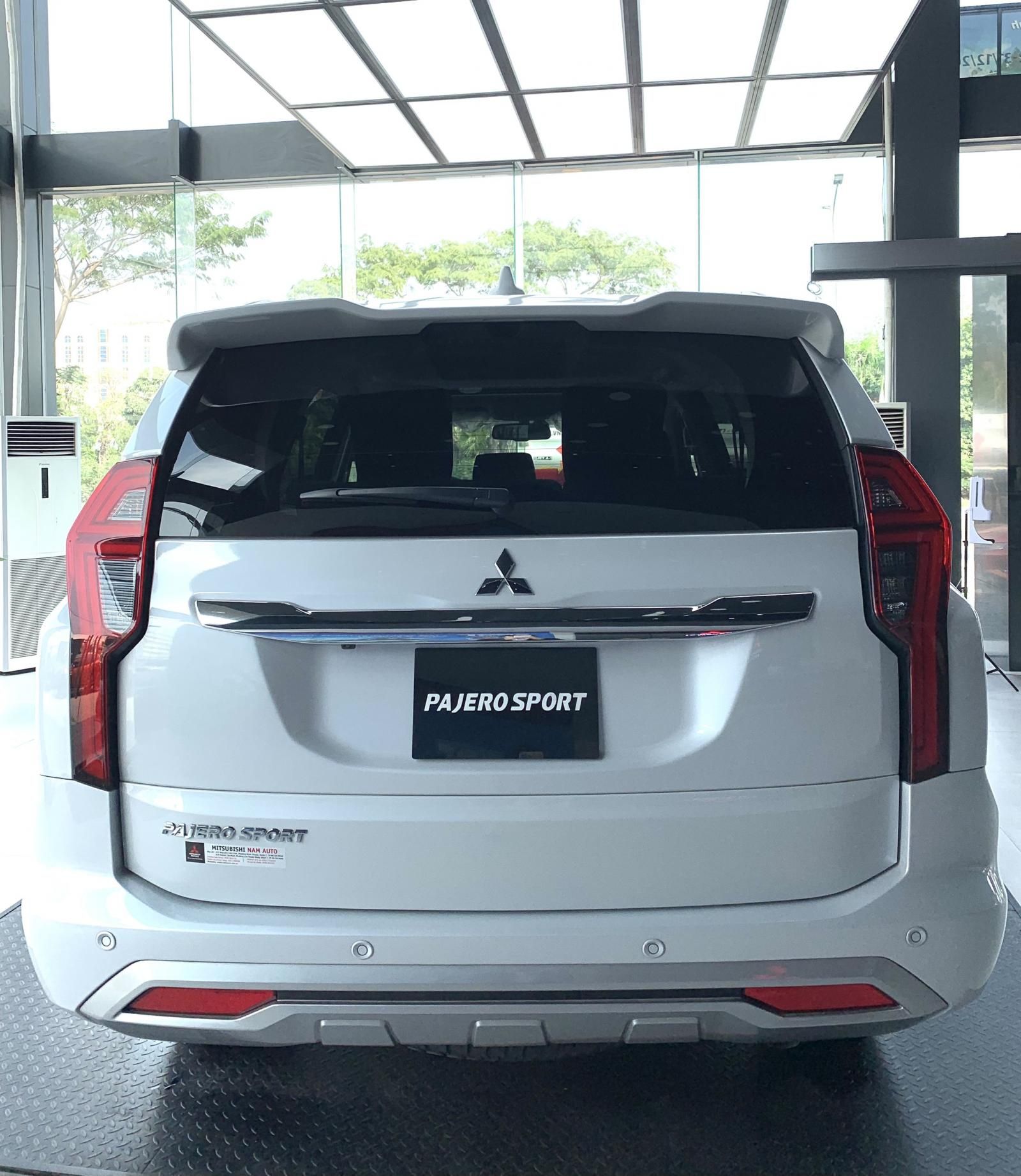 Mitsubishi Pajero Sport 2022 - Giá xe lăn bánh