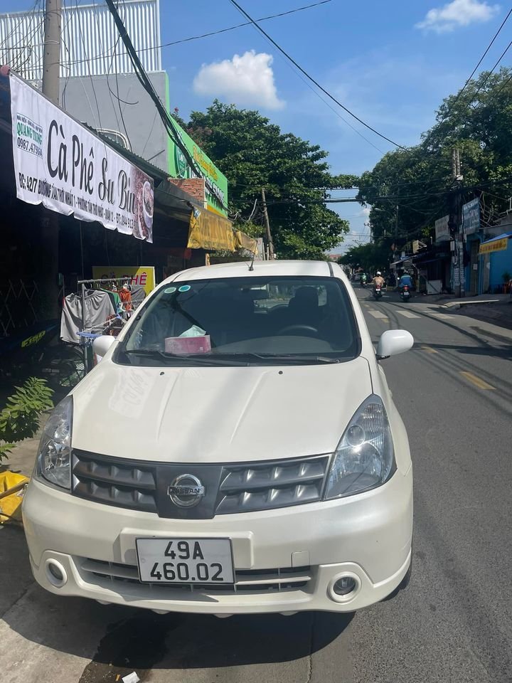 Nissan Livina 2011 - Màu trắng số sàn