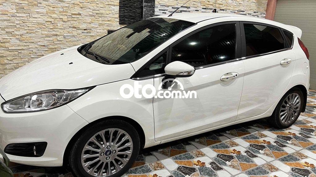 Ford Fiesta 2018 - Màu trắng xe gia đình giá cạnh tranh