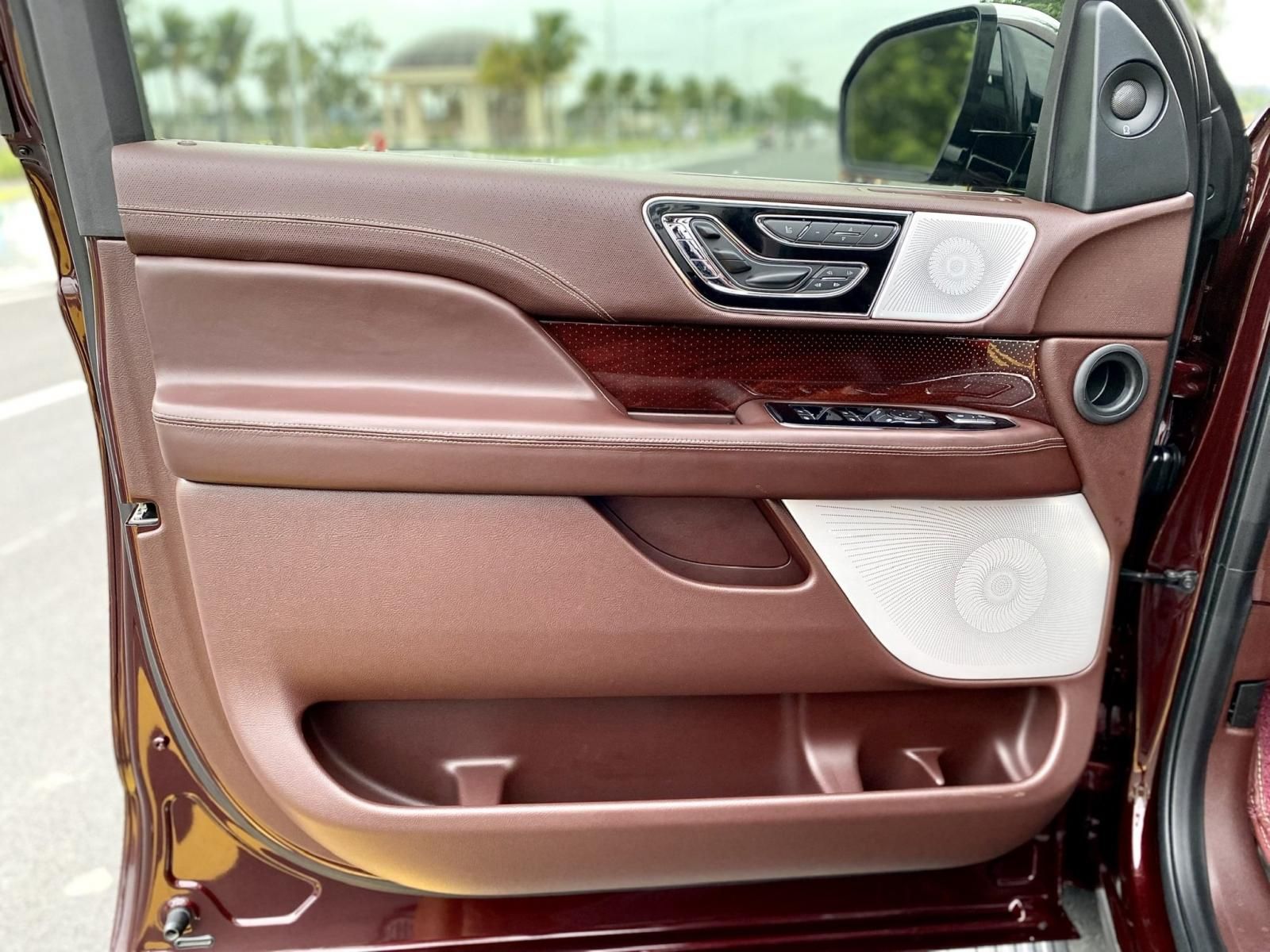 Lincoln Navigator 2021 - Màu đỏ, xe nhập