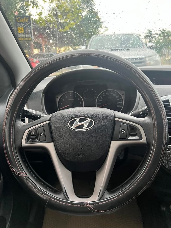 Hyundai i20 2011 - Màu trắng, xe nhập số tự động, giá 255tr