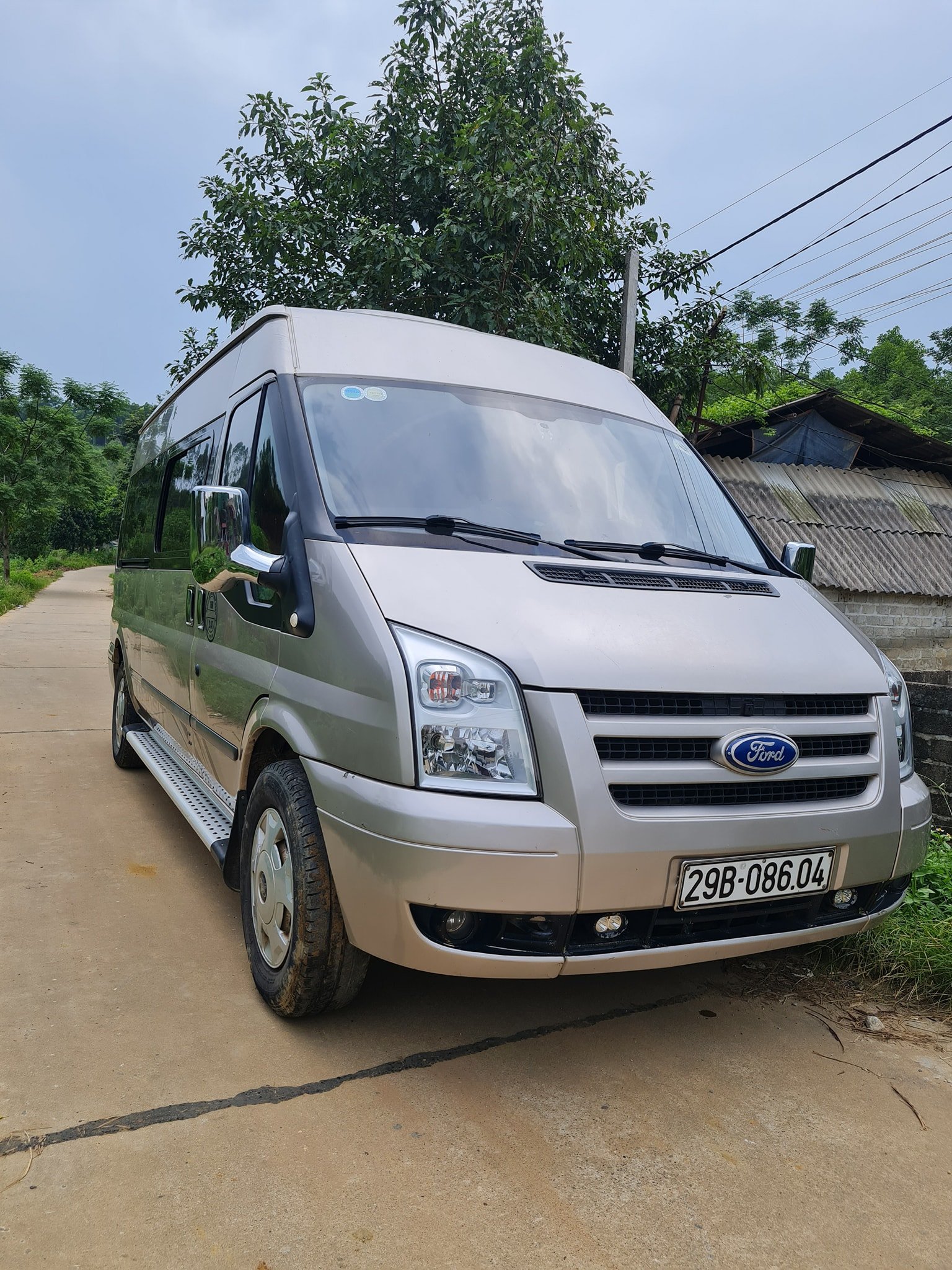 Ford Transit 2009 - Xe màu ghi vàng