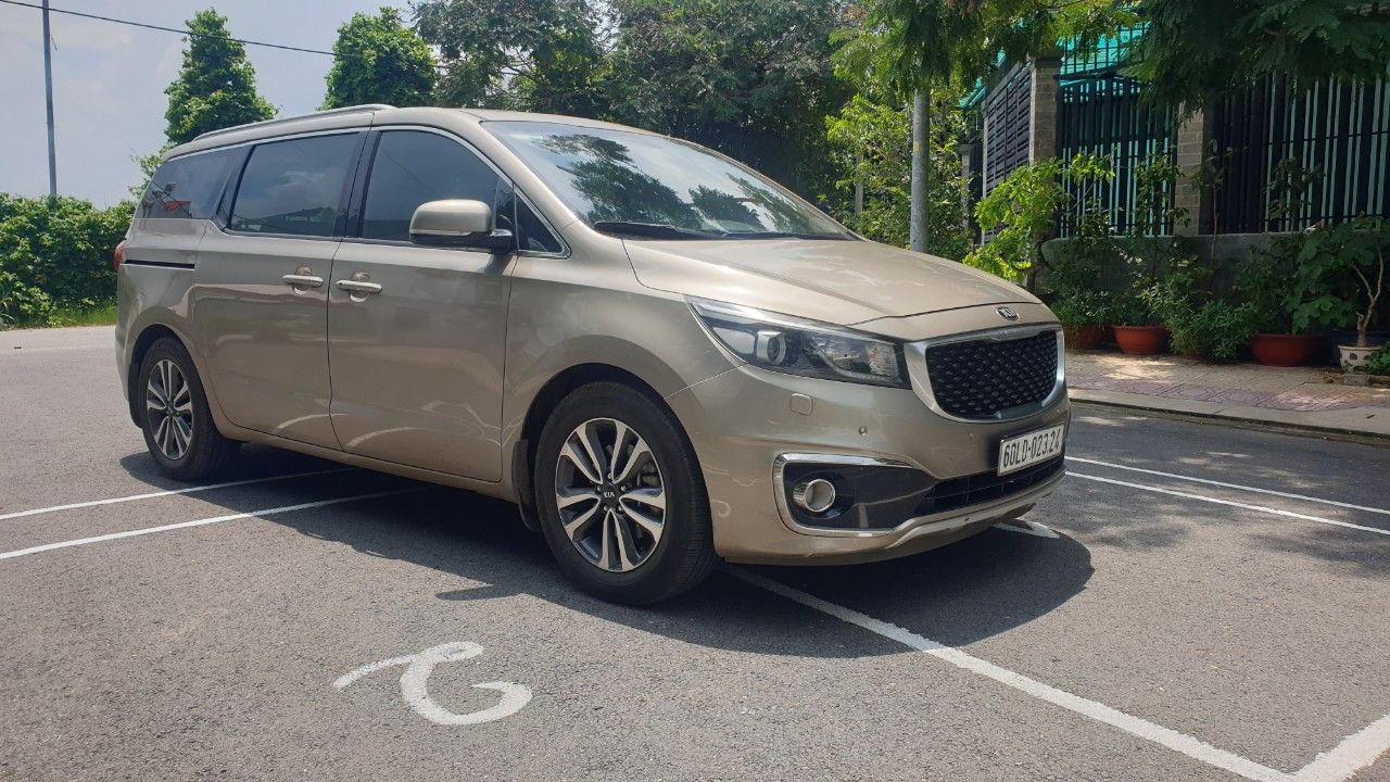 Kia Sedona 2017 - Cần bán lại xe đăng ký 2017 mới 95% giá 879tr