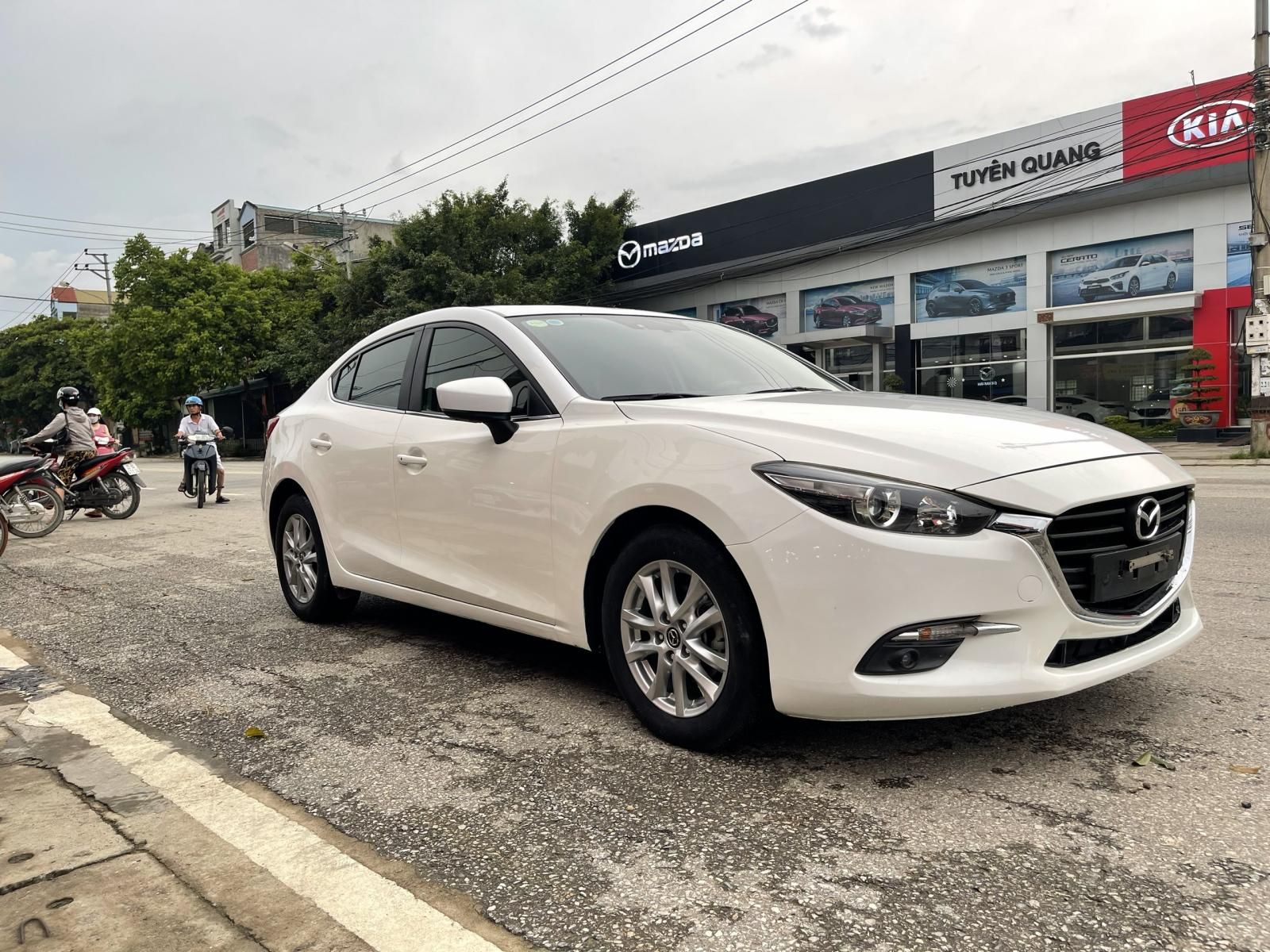 Mazda 3 2019 - Giá 595tr, xe màu trắng