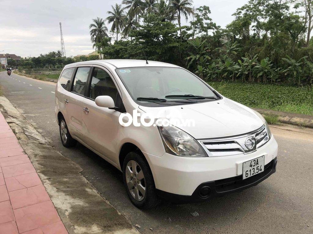 Nissan Livina 2011 - Màu trắng