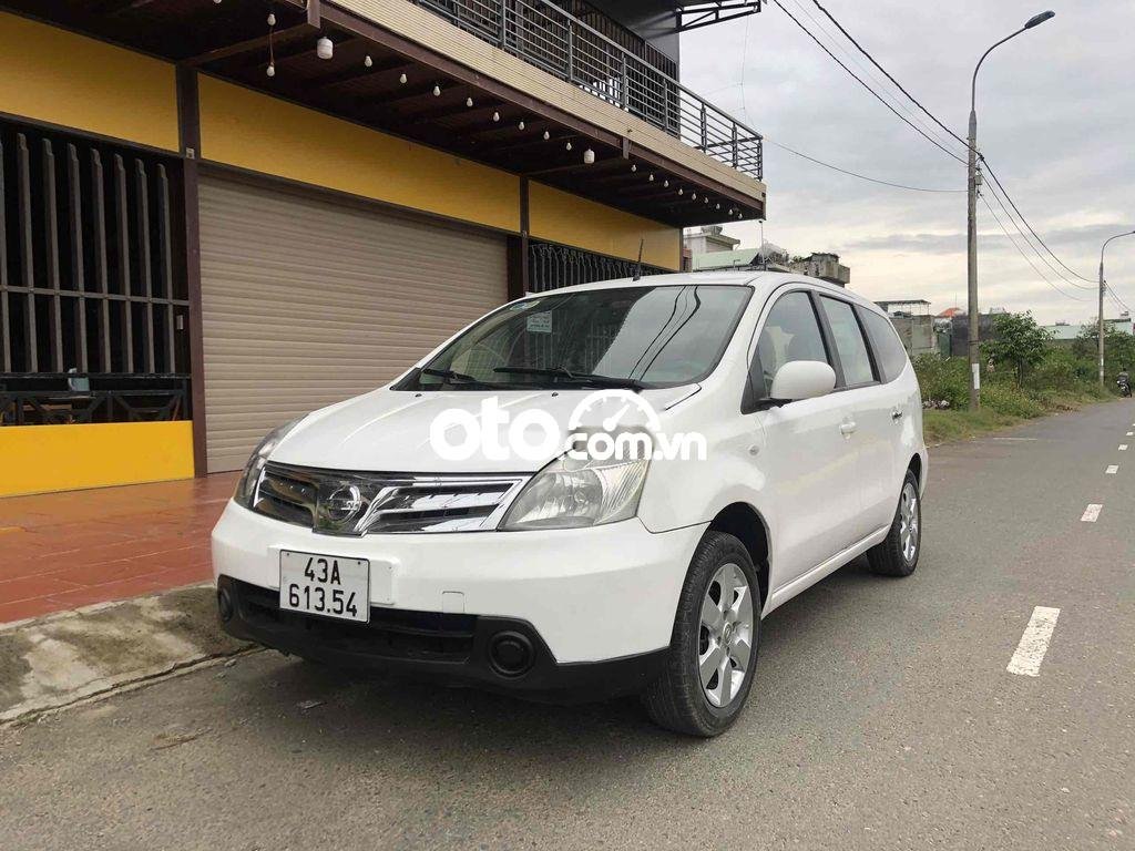 Nissan Livina 2011 - Màu trắng