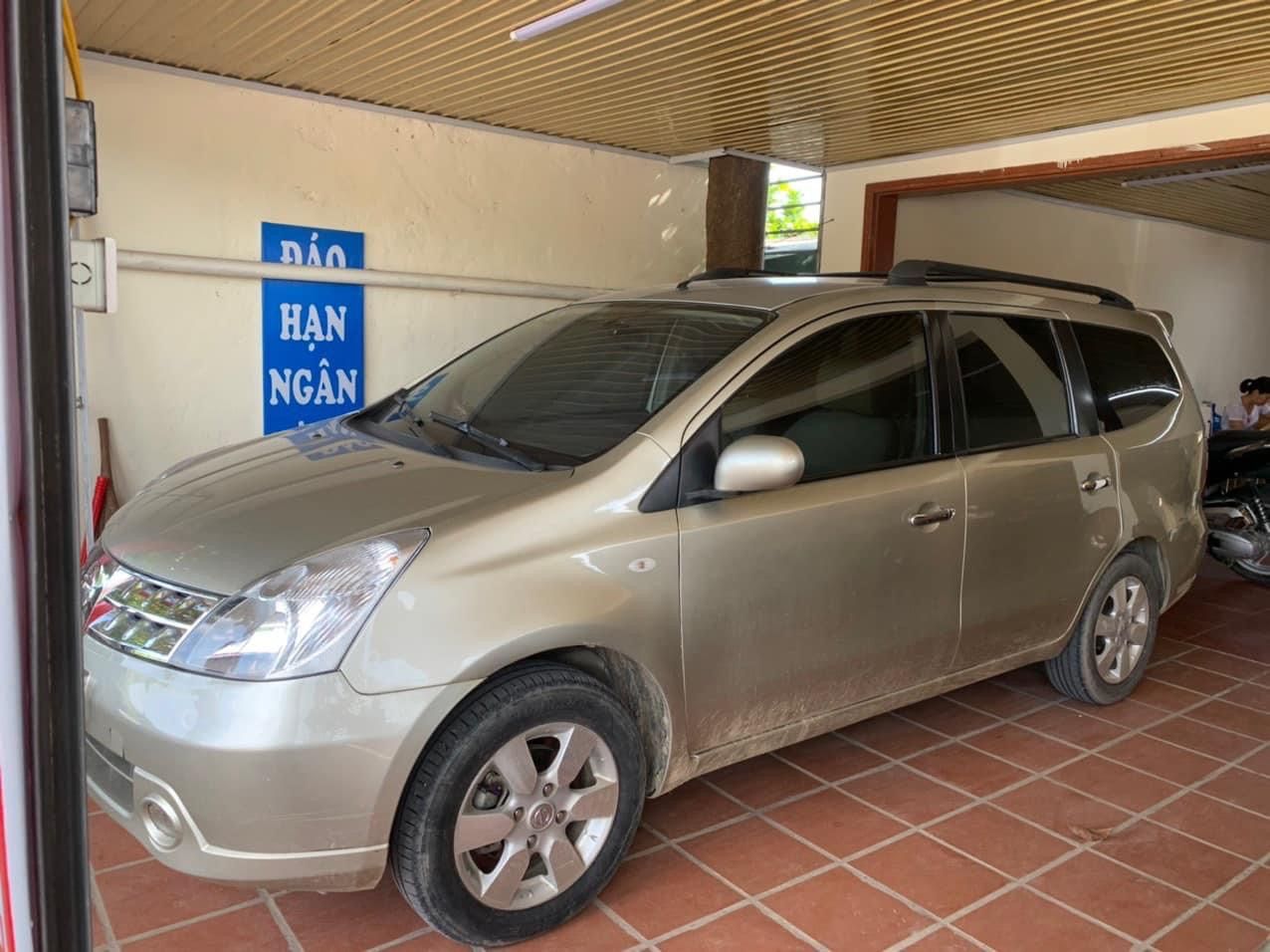 Nissan Grand livina 2011 - Xe còn mới giá tốt 205tr