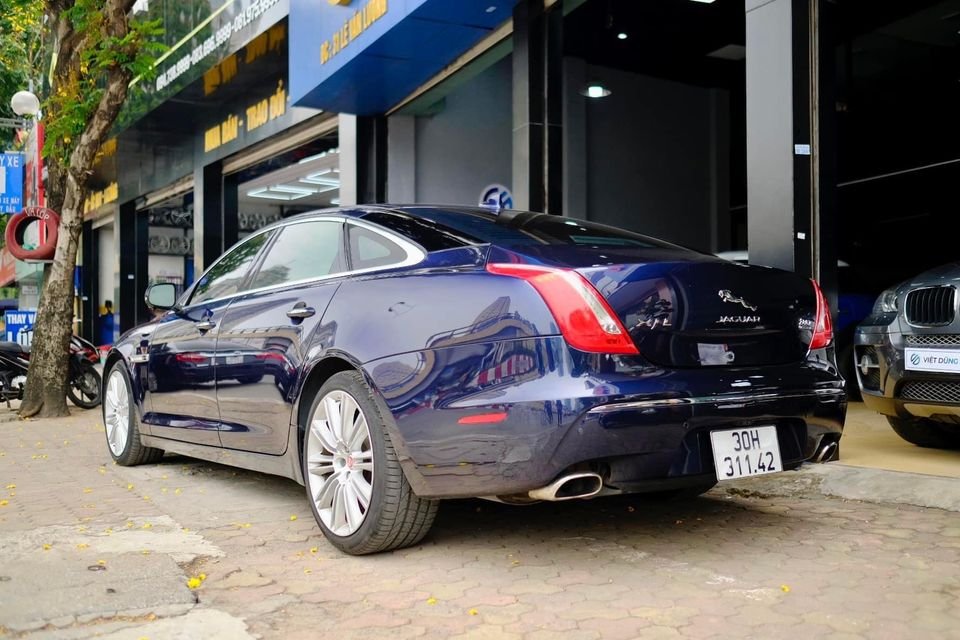 Jaguar XJL 2015 - Màu xanh lam, nhập khẩu