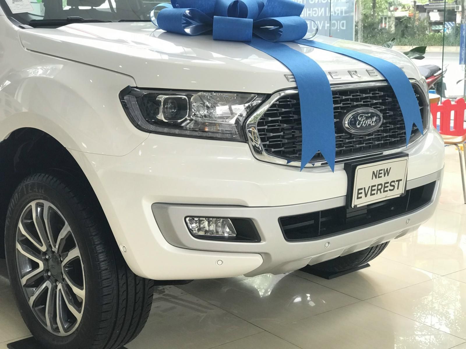 Ford Everest 2022 - Trắng, sẵn xe - Ký ngay giảm trực tiếp tiền mặt tặng phụ kiện - Trả trước 20% nhận xe, thủ tục đơn giản, giao xe tận nơi