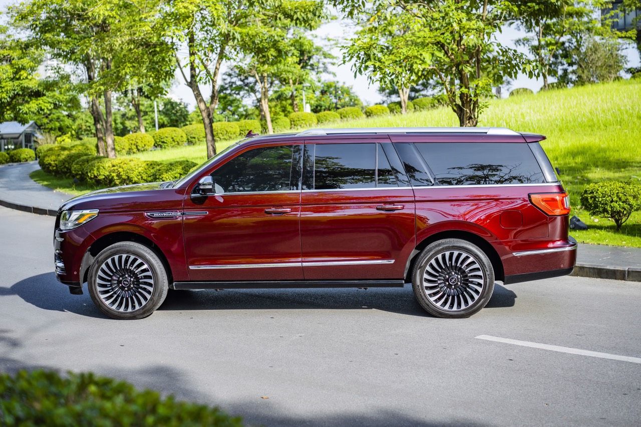 Lincoln Navigator 2021 - Màu đỏ, xe nhập