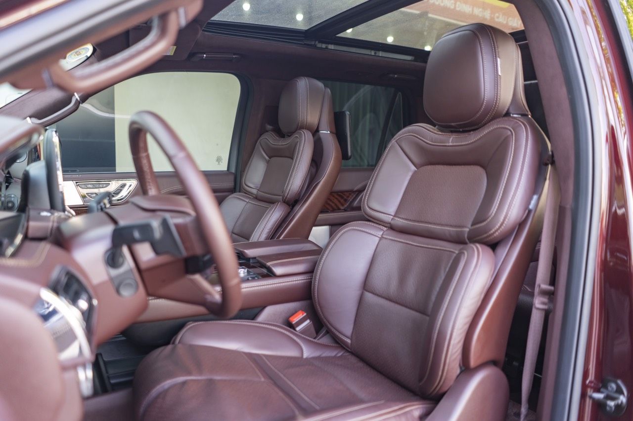 Lincoln Navigator 2021 - Màu đỏ, xe nhập