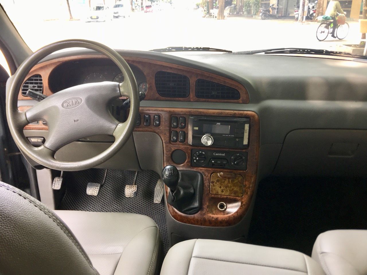 Kia Carnival 2001 - Máy dầu 6 chỗ, số sàn, xe đẹp