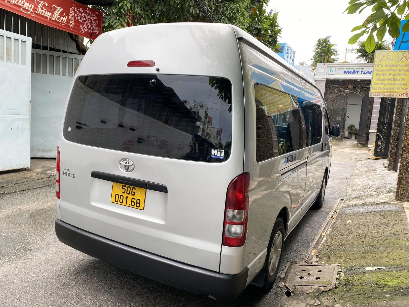 Toyota Hiace 2017 - Số sàn, máy xăng, 8 chỗ vip, Limousine