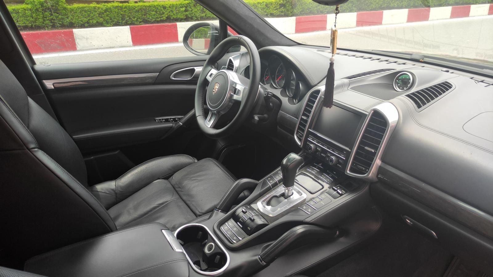 Porsche Cayenne 2010 -  4.8 V8 model 2011