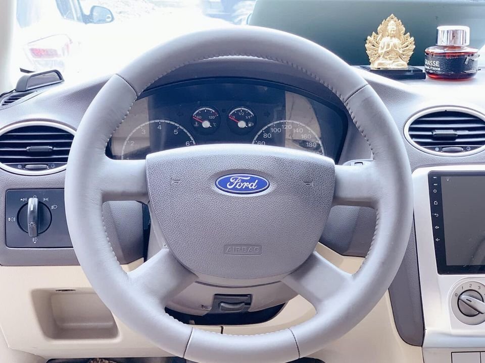 Ford Focus 2011 - Màu bạc số sàn, giá chỉ 235 triệu
