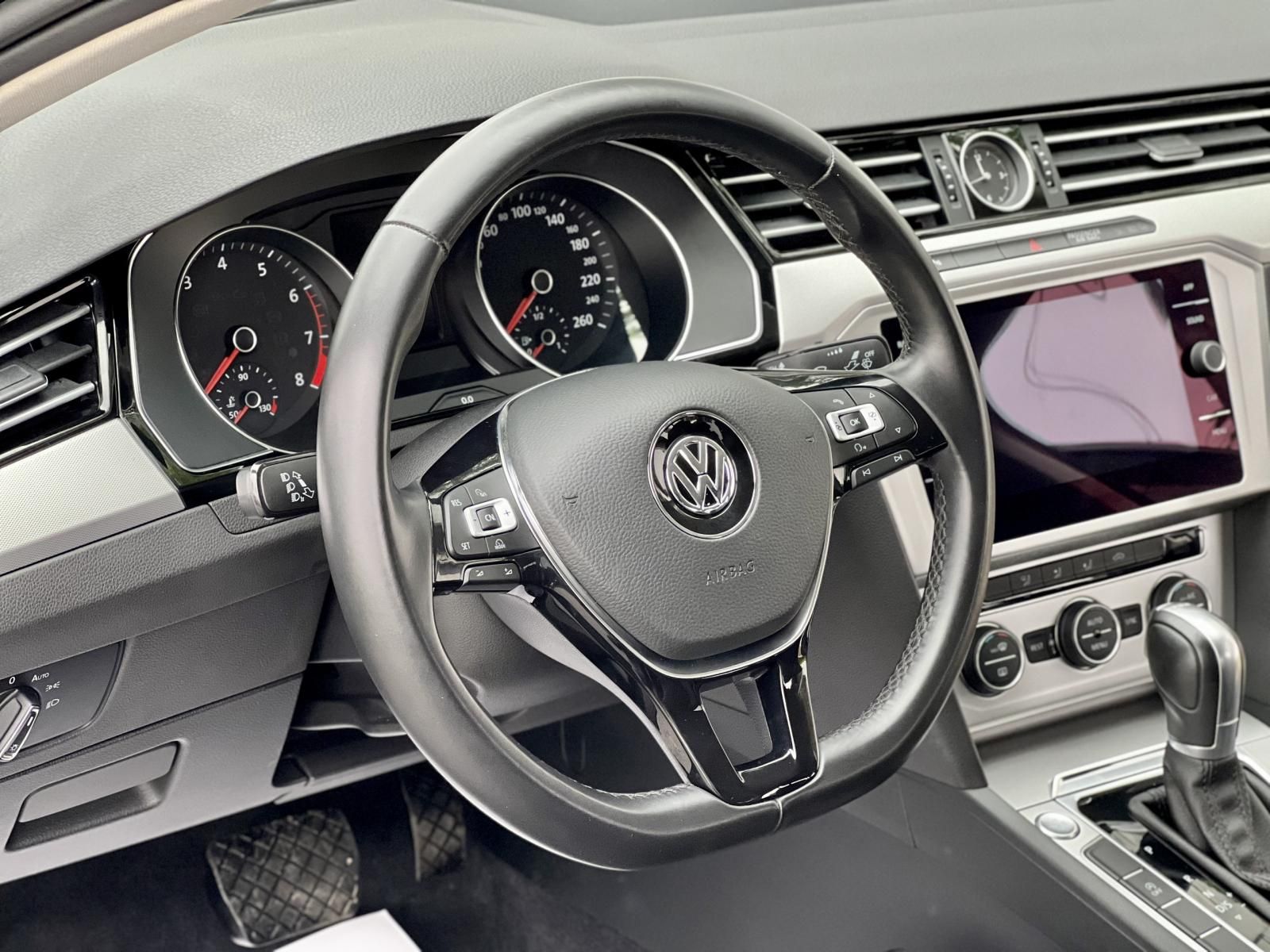 Volkswagen Passat 2018 - Màu xanh lam, nhập khẩu nguyên chiếc