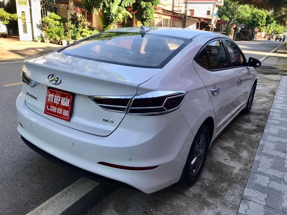 Hyundai Elantra 2017 - Màu trắng, giá chỉ 395 triệu
