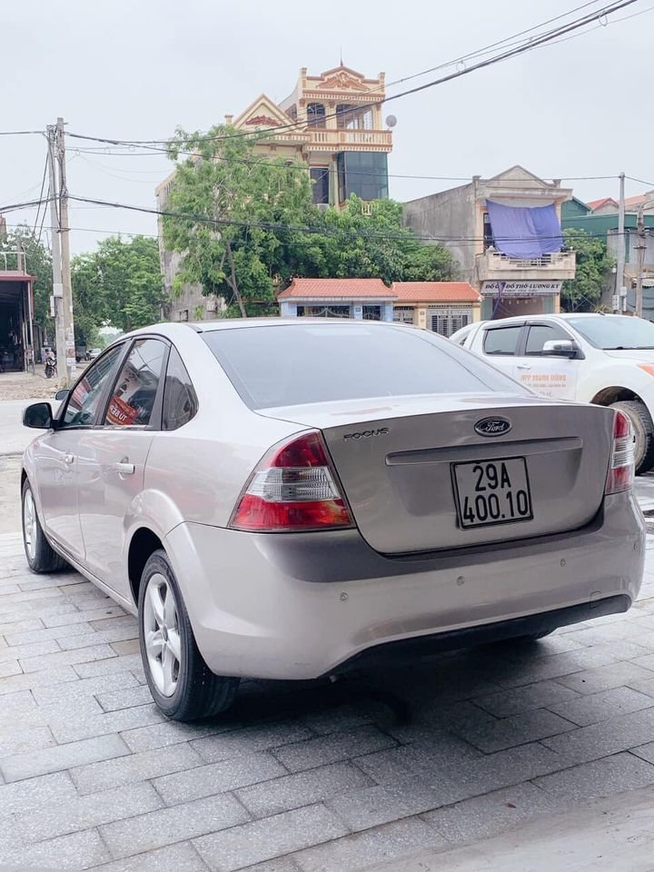 Ford Focus 2011 - Màu bạc số sàn, giá chỉ 235 triệu