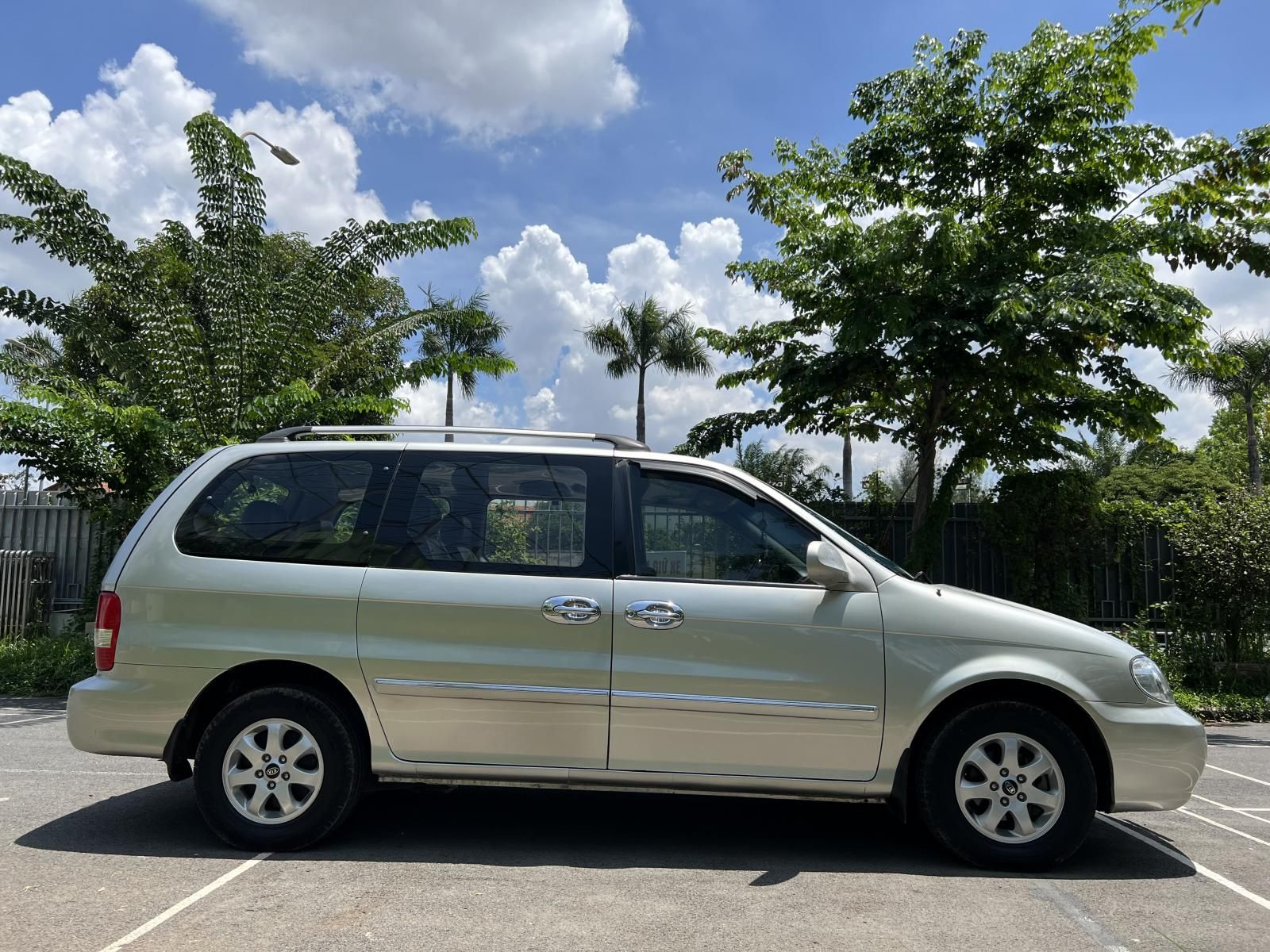 Kia Carnival 2009 - Cần bán xe số tự động - Xe đẹp gia đình ít sử dụng, giá chỉ 217tr