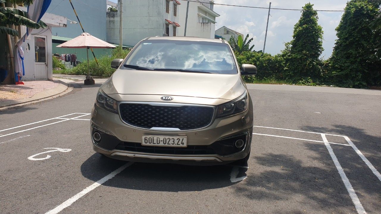 Kia Sedona 2017 - Cần bán lại xe đăng ký 2017 mới 95% giá 879tr