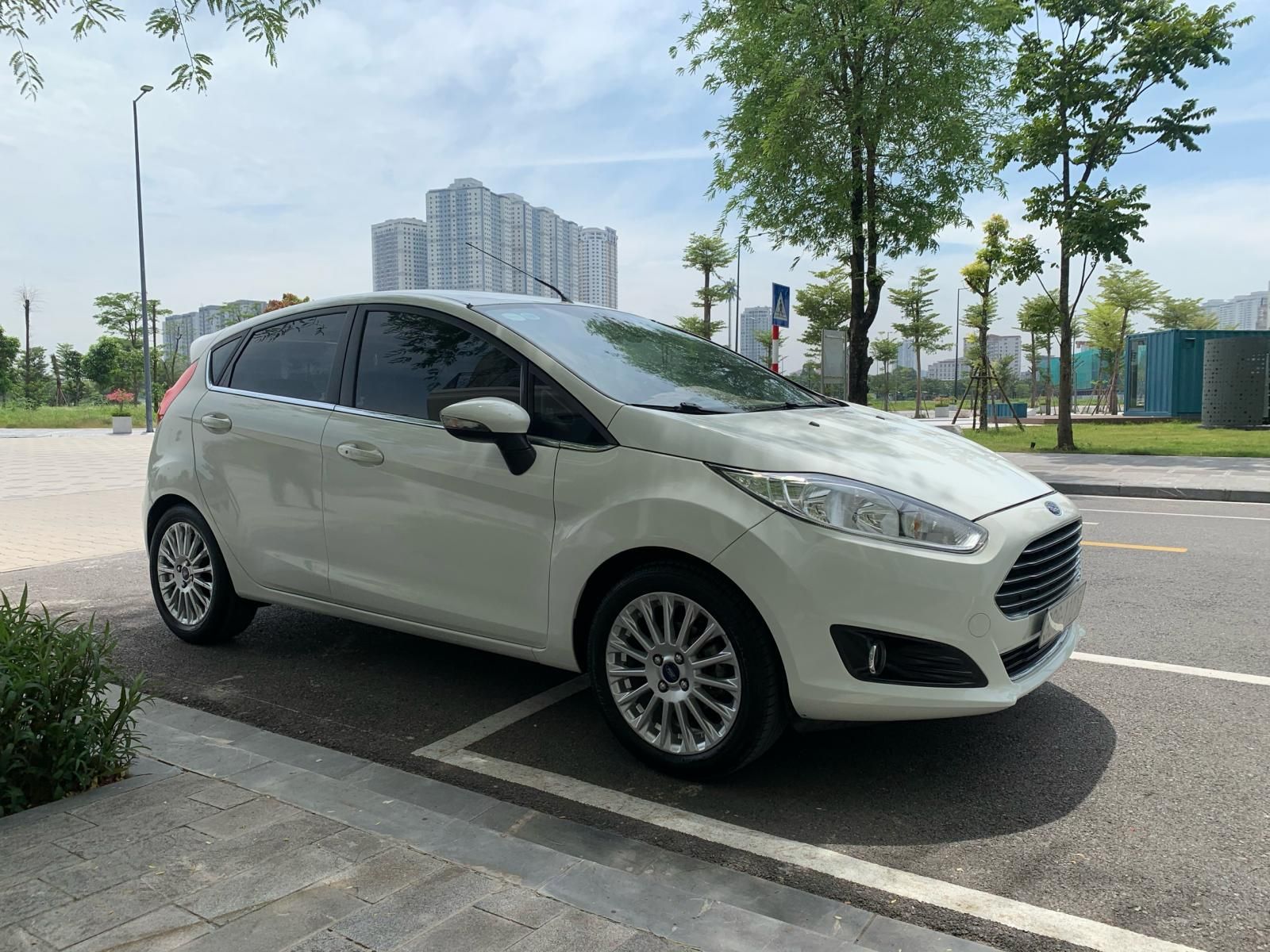 Ford Fiesta 2014 - Đăng ký 2014 xe gia đình giá 330tr