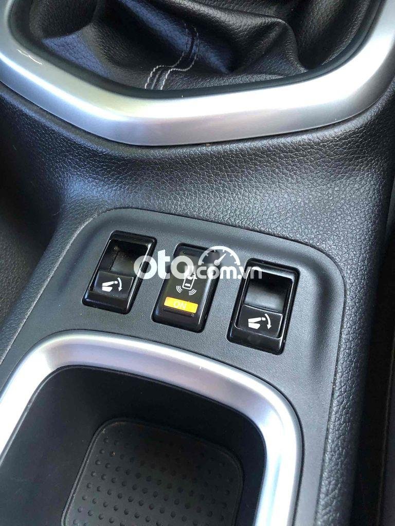Nissan Terrano 2019 - Màu đen, xe nhập
