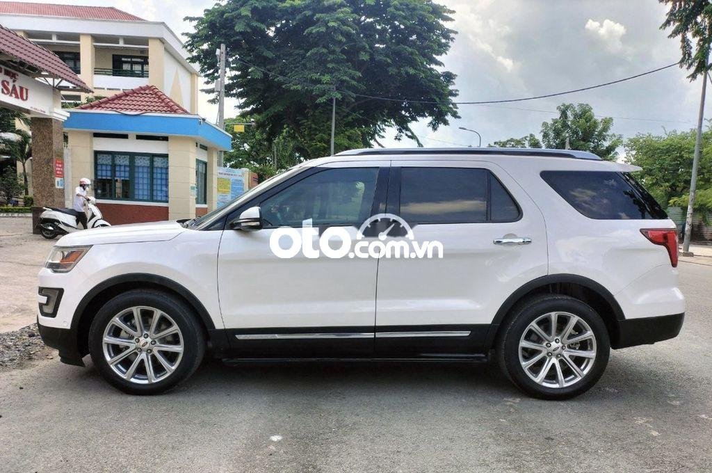 Ford Explorer 2016 - Màu trắng, xe nhập