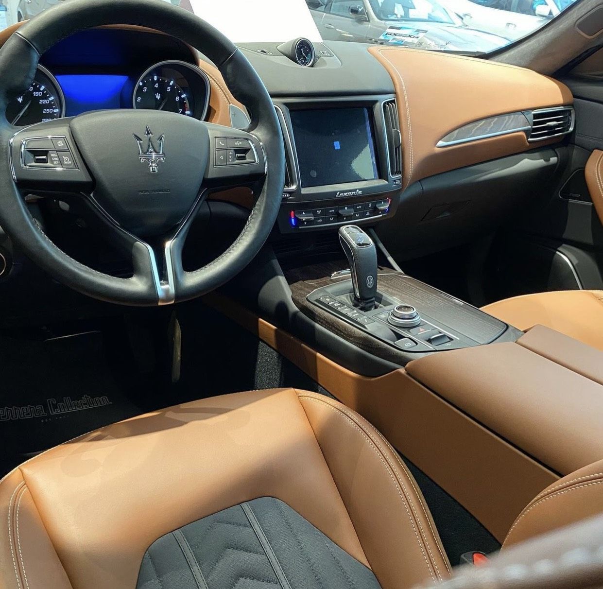 Maserati 2020 - Nhập khẩu chính hãng 1 chiếc duy nhất tại showroom nội thất nâu phối lụa Zegna, sẵn xe giao ngay