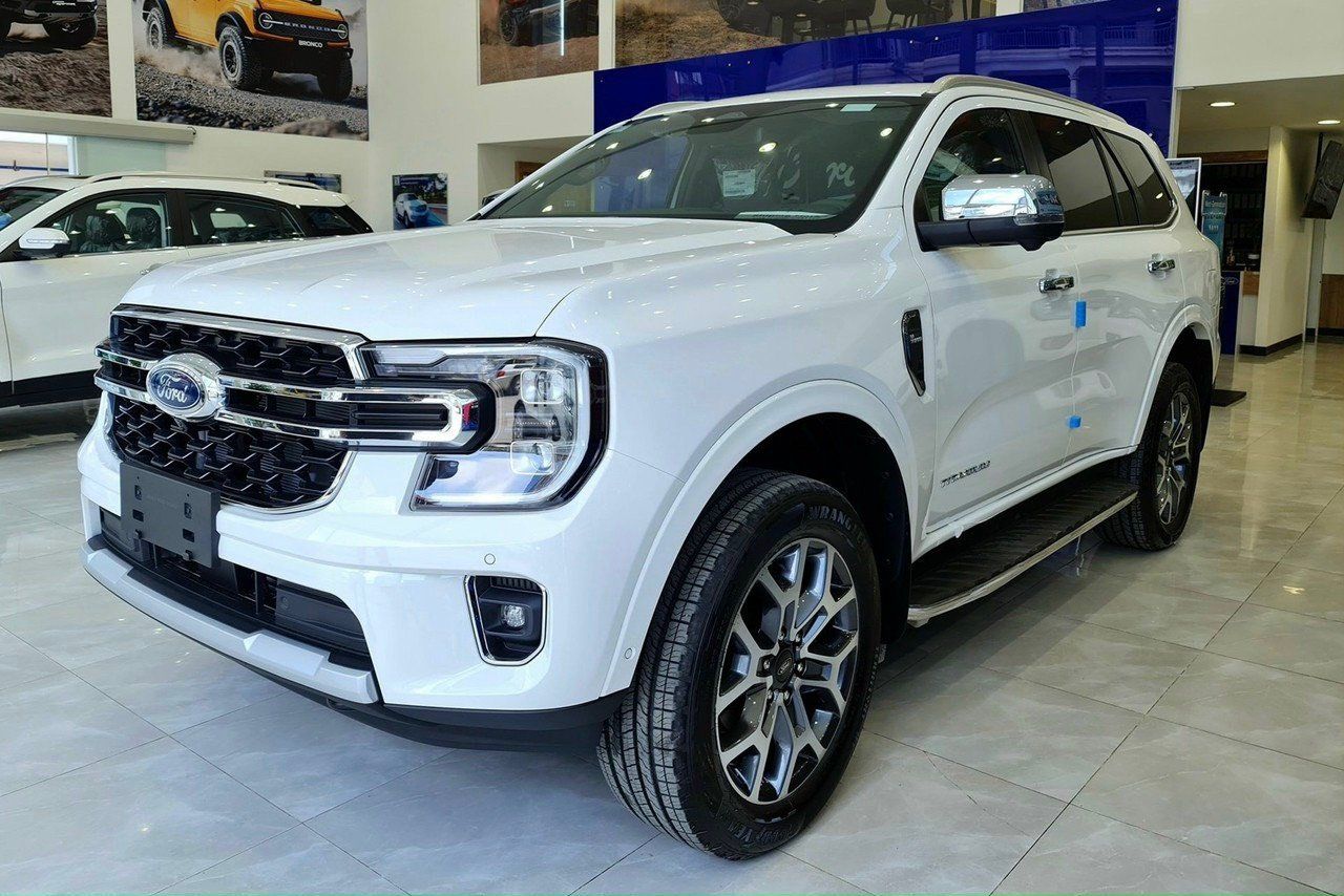 Ford Everest 2022 - Xe màu trắng sang trọng