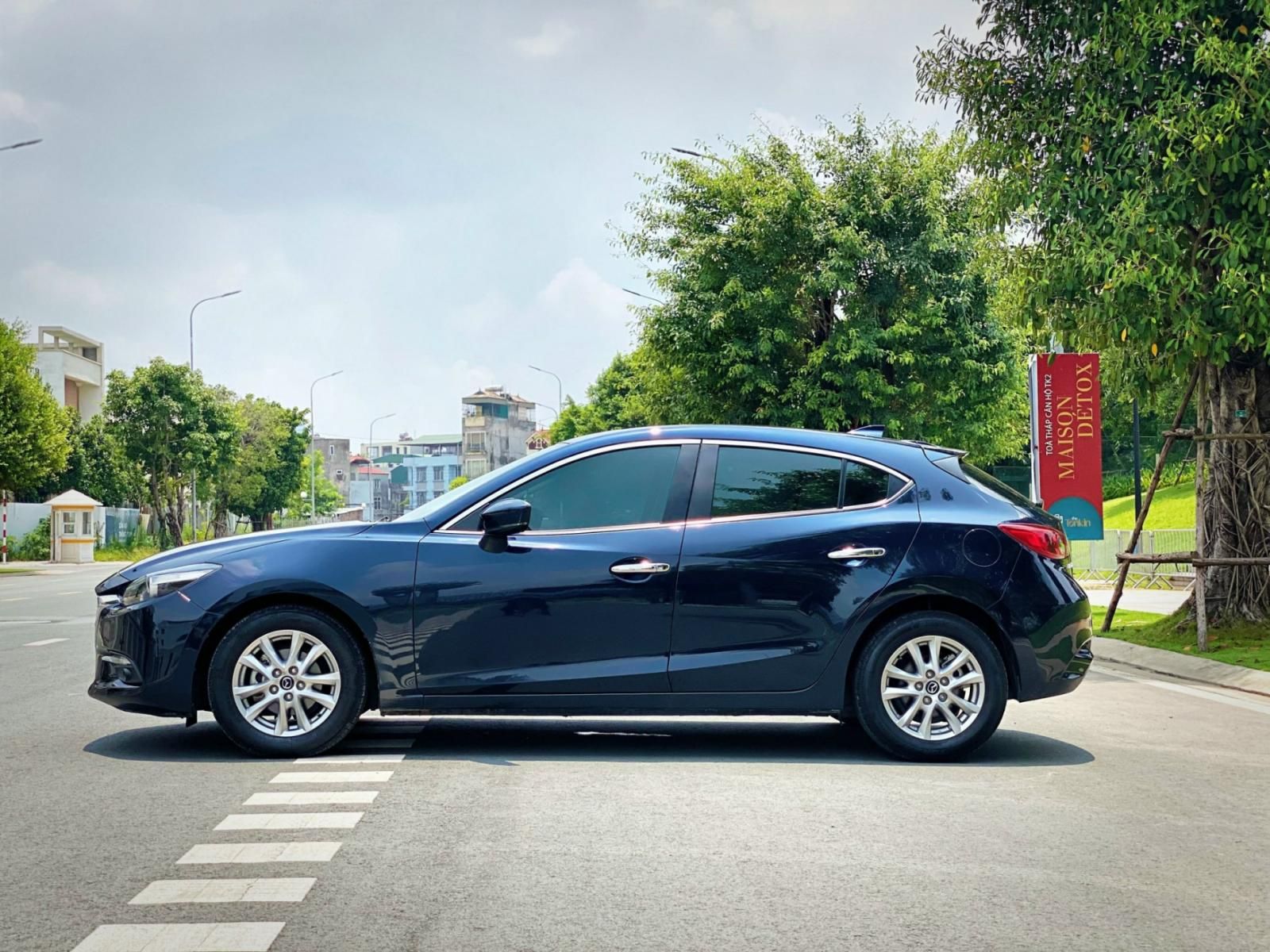 Mazda 3 2019 - Bán ô tô đăng ký lần đầu 2019, màu xanh nội thất đen còn mới giá chỉ 605tr