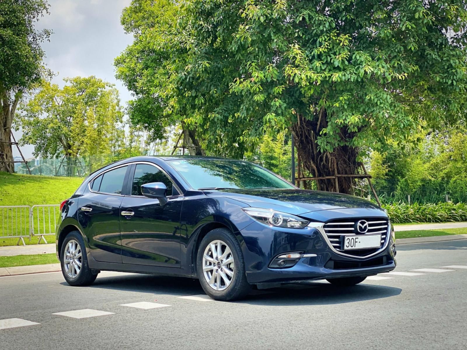 Mazda 3 2019 - Bán ô tô đăng ký lần đầu 2019, màu xanh nội thất đen còn mới giá chỉ 605tr